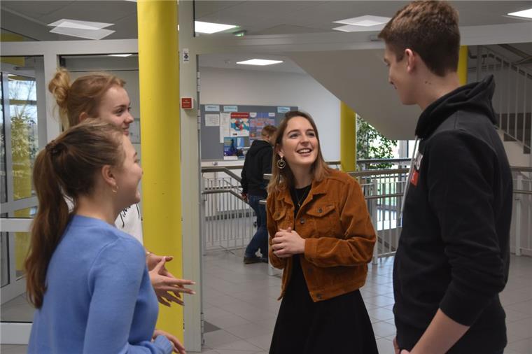 Sittensen: Imke Lohmeyer koordiniert die gymnasiale Oberstufe Imke Lohmeyer (Mitte) ist die neue Oberstufenkoordinatorin an der KGS Sittensen. „Ein enger Kontakt zu den Schülern“, sagt die 31-Jährige, „ist mir sehr wichtig.“ Und so steht ihre Bürotür den Schülern und Schülerinnen in der Regel offen.