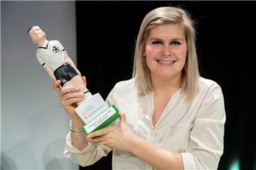 Imke Wübbenhorst, erste Trainerin einer Oberligamannschaft der Männer, hat den Preis der Deutschen Akademie für Fußballkultur für den Fußballspruch des Jahres erhalten.