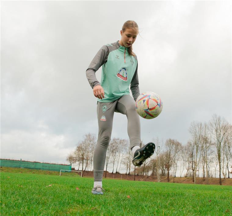Fußballtalent aus Elmlohe will es bei Werder Bremen in die Bundesliga schaffen Immer am Ball: Femke Hanschen auf dem Sportplatz in Elmlohe. Dort hat sie mit dem Fußballspielen begonnen.
