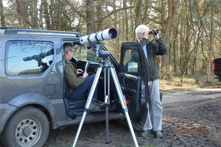 Immer auf Beobachtungstour im geplanten Windparkgebiet: Dr. Hans Hellberg (mit Fernglas) und Jens-Peter Jacobsen (im Auto). Sie und weitere Mitstreiter aus dem Verschönerungsverein Bederkesa haben Uhus, Fledermäuse und Seeadler im Blick, weil sie um deren Bestand fürchten.