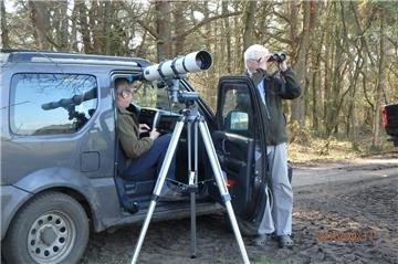 Immer auf Beobachtungstour im geplanten Windparkgebiet: Dr. Hans Hellberg (mit Fernglas) und Jens-Peter Jacobsen (im Auto). Sie und weitere Mitstreiter aus dem Verschönerungsverein Bederkesa haben Uhus, Fledermäuse und Seeadler im Blick, weil sie um deren Bestand fürchten.