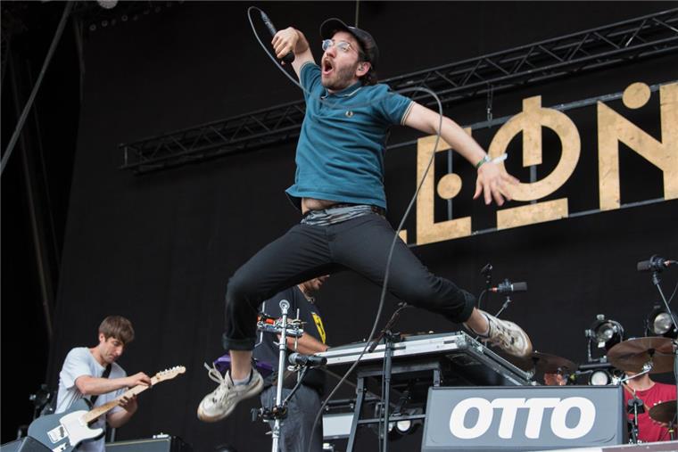 Hurricane Festival: Bilder vom ersten Tag Immer auf dem Sprung: Die Leoniden rocken die Mountain Stage.