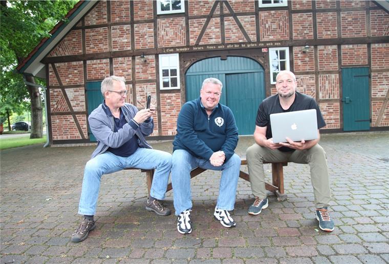 Immer auf der Suche nach neuen Ideen (von links nach rechts): Volker Radau, Timo Gerkens und Michael Teßler vom Heimatverein Beverstedt. Die kleinen Filme, die sie produzieren, kommen immer gut an.