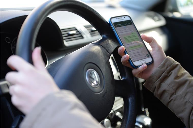 Polizei zieht Drogen- und Handysünder aus dem Verkehr Immer ein Ärgernis: Handyverstöße am Steuer.