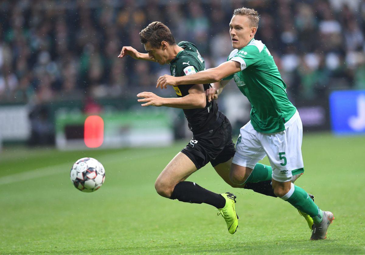 Gladbach schießt Bremen in die Krise Immer einen Schritt voraus: Bremens Ludwig Augustinsson (rechts) kommt an Gladbachs Michael Lang nicht heran.
