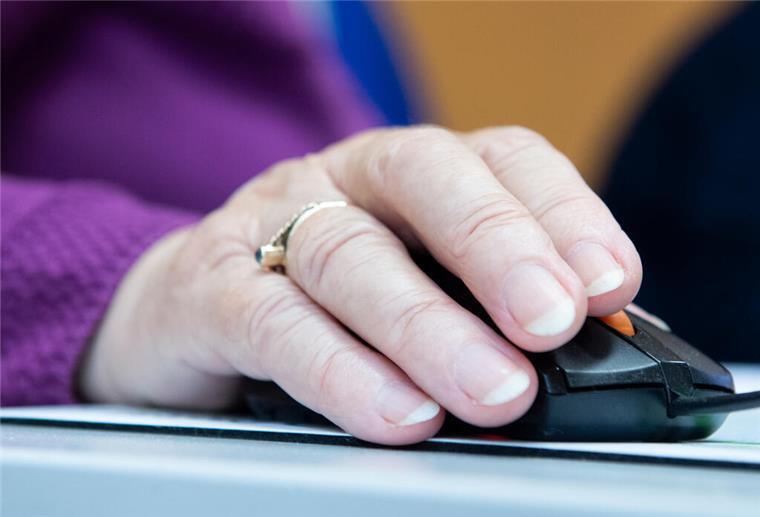 Arzttermin nur noch online? Millionen Menschen bleiben außen vor Eine ältere Frau arbeitet am Computer und bedient eine Maus. Immer mehr Arzttermine sind nur noch online buchbar – wer kein Internet nutzt, steht oft vor verschlossenen Türen. Besonders ältere oder gesundheitlich eingeschränkte Menschen sind von dieser Entwicklung betroffen und fühlen sich abgehängt.