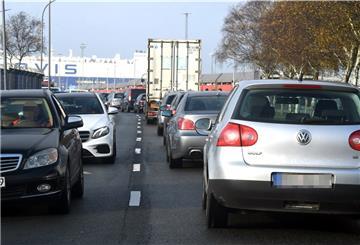 Autos auf einer Straße im Hafen