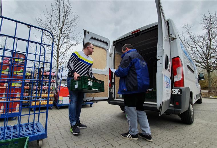Die Weser Eilboten auf Liefertour Immer mehr Bestellungen: Weil Marco Mendes (links) den Lieferdienst mit eigenem Personal kaum noch schafft, nimmt er den Lieferservice der Weser Eilboten in Anspruch. Fahrer Stefan Kreutz liefert die Ware aus und kassiert.