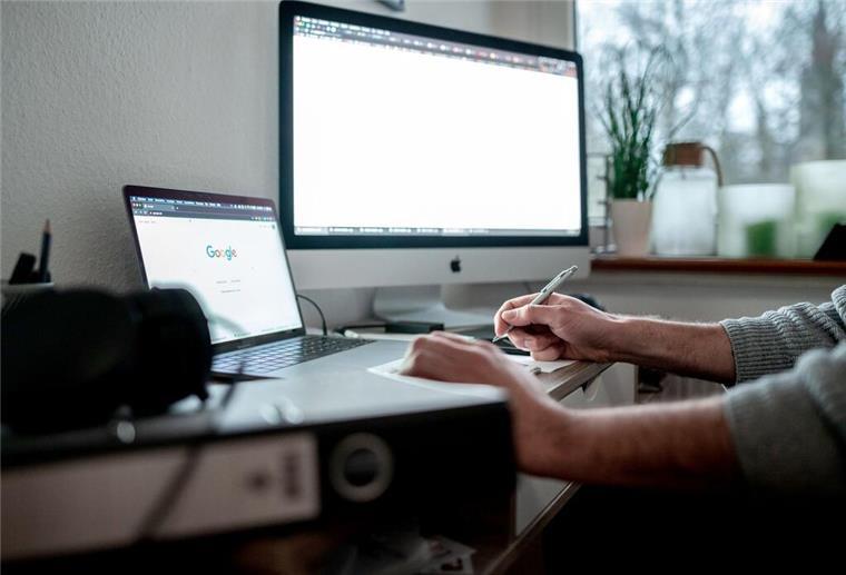 Homeoffice auf Rezept? Diese Job-Regel sollten Betroffene kennen Ein Mann arbeitet im Homeoffice.