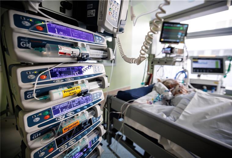 Immer mehr Klinik-Einweisungen von Covid-Kranken Zahlreiche Infusionsgeräte sind vor dem Bett eines Covid-19-Intensivpatienten in einem Intensivbett-Zimmer in der Asklepios Klinik in Gauting zu sehen.