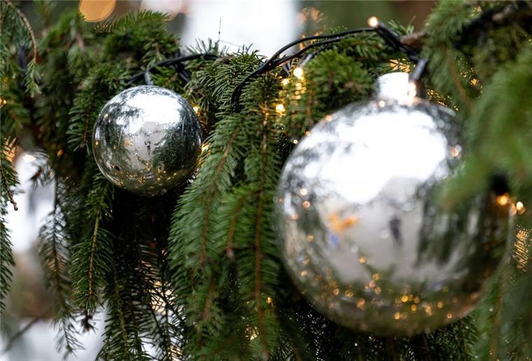 Fast 70 % der Deutschen verzichten auf echte Weihnachtsbäume weihnachtskugeln in einer Tanne