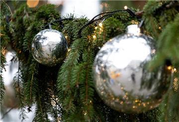 weihnachtskugeln in einer Tanne