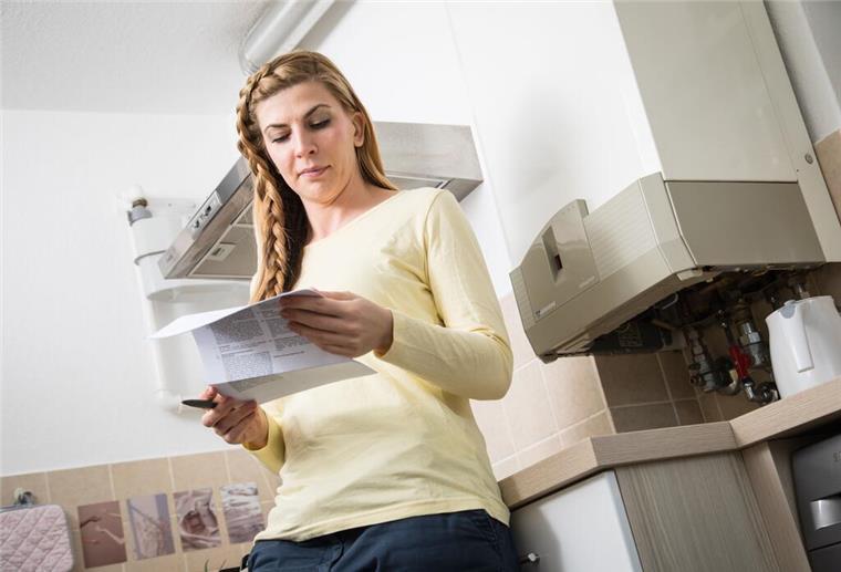 Eine Frau sieht sich einen Vertrag an. Immer mehr Energieverträge werden ohne Zustimmung gekündigt. Die Verbraucherzentrale zeigt Betroffenen ihre Rechte – und wie sie sich wehren können.