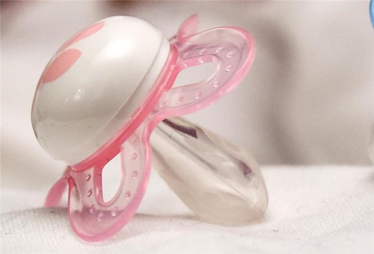 Nuckeln zur Entspannung: Neuer Erwachsenentrend zur Stressbewältigung! Ein rosa Schnuller.
