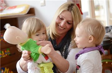 Immer mehr Familien setzen auf eine Betreuung ihrer Kinder durch Tagesmütter. Diese ist individueller als in Krippen oder Kitas.