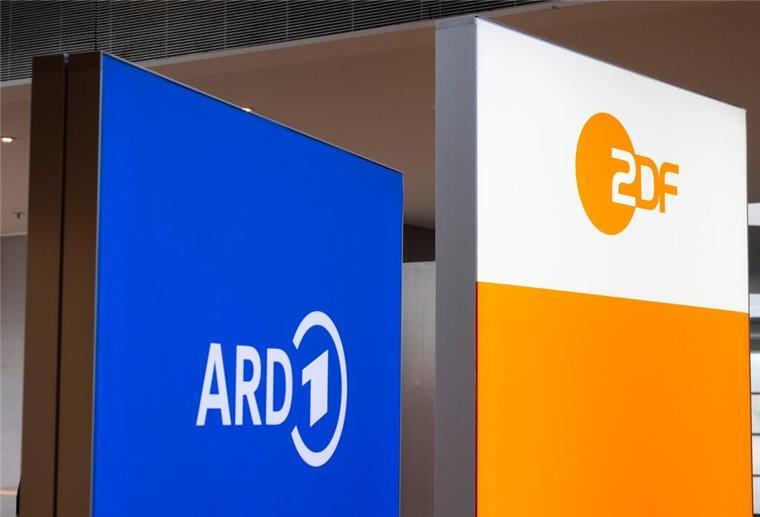 GEZ in der Krise? Tausende Haushalte lassen sich legal befreien Logos von ARD und ZDF bei der Vorstellung einer gemeinsamen Integrationsstudie von ARD, ZDF und Deutschlandradio.