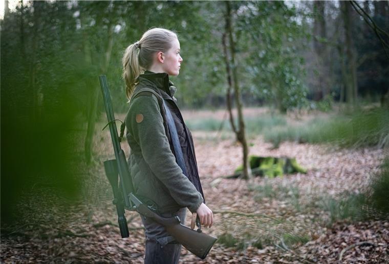 So wird man Jäger: Voraussetzungen und Preise Immer mehr junge Frauen und Männer wie Katharina Drath aus Beverstedt entdecken die Jagd für sich. Niedersachsen ist, laut des Deutschen Jagdverbands, das Bundesland mit den zweitmeisten Inhabern eines Jagdscheins - Tendenz steigend.