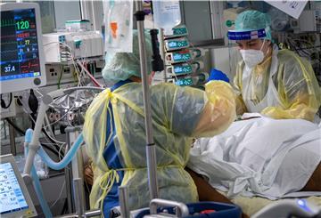 Ein Patient wird auf der Covid-19-Intensivstation des Klinikum „Rechts der Isar“ von Fachkräften medizinisch betreut.