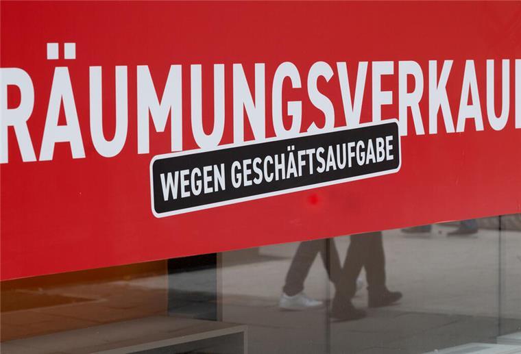 Droht die Pleitewelle? Immer mehr Firmen melden Insolvenz an Ein Schild mit dem Hinweis «Räumungsverkauf wegen Geschäftsaufgabe» hängt an einem Bekleidungsgeschäft in der Stuttgarter Innenstadt.