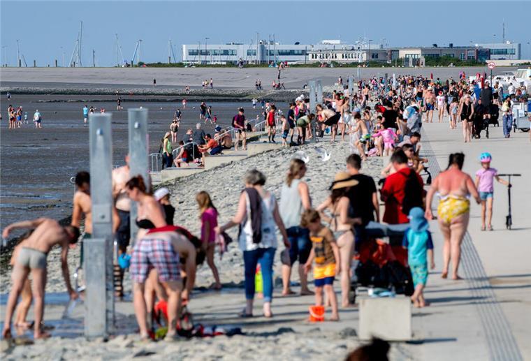 Urlaub an der Nordsee: So sieht die aktuelle Buchungslage aus Zahlreiche Strandkörbe und Strandzelte stehen bei sonnigem Wetter am Strand