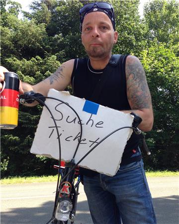 Immer mit dem Fahrrad durch das Dorf. Dieser junge Mann sucht noch Karten für da...