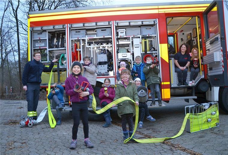 Immer mit Spaß dabei: Die „Feuerfunken“ mit ihren Betreuern Nathalie Zander (2. von rechts) und Thies Renken (links).
