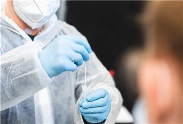 Immer montags und mittwochs werden die Fricke-Mitarbeiter in der alten Landmaschinenhalle in Heeslingen auf eine Corona-Infektion getestet.