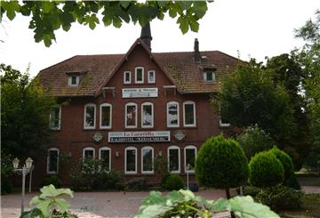Immer noch ein schöner Anblick: das frühere Hotel und Restaurant "La Caravella" zwischen A27 und Hagen, das seit über zehn Jahren leer steht.