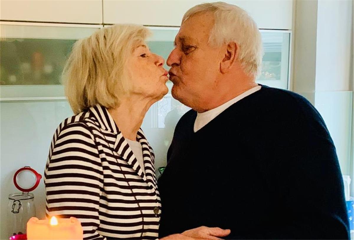 Immer noch genauso liebevoll wie damals: Die Eheleute feiern ihre diamantene Hochzeit.