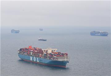 Die Ankerkette des Containerschiffs MOL Treasure hält das Schiff auf Position in der Nordsee. Wegen der in Folge der Corona-Pandemie aus dem Tritt geratenen Containerschifffahrt liegen Dutzende Schiffe auf Reede in der Deutschen Bucht und warten auf ihre Abfertigung. 