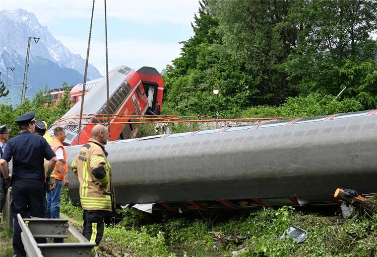 Auch am zweiten Tag sind zahlreiche Einsatz- und Rettungskräfte nach einem schweren Zugunglück im Einsatz. Bei dem Unglück sind mindestens vier Menschen ums Leben gekommen. Ein Regionalexpress entgleiste in der beliebten oberbayerischen Urlaubsregion auf dem Weg von Garmisch nach München. 