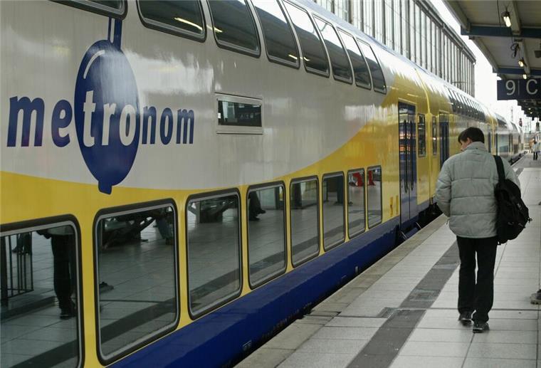 Harte Zeiten für Pendler: Metronom lässt weniger Züge fahren Immer schön auf den Fahrplan schauen: Es sind in den kommenden Monaten weniger Züge unterwegs.
