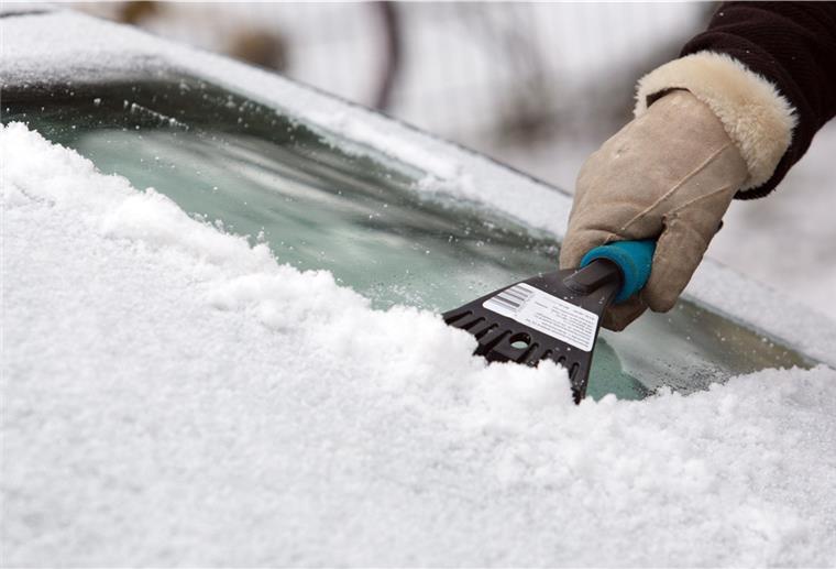 Das Fahren mit verschneitem Auto kann teuer werden Immer schön freiräumen: Wer seine Windschutzscheibe nicht vollständig von Eis und Schnee befreit, riskiert laut ADAC ein Verwarnungsgeld.