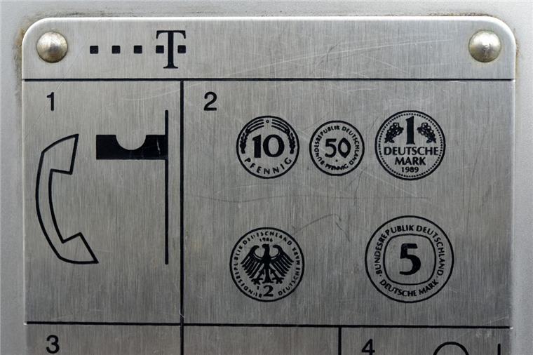 Immer weniger Telefonzellen: Wegen der Vielzahl an Handyverträgen lohnen sich Telefonzellen nicht mehr.  