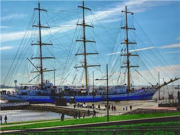 Immer wenn das russische Segelschiff &quot;Mir&quot; zu Besuch ist beim Seestadt...