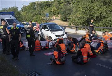 Demonstranten der Gruppe "Letzte Generation" haben eine Ausfahrt der Stadtautobahn im Stadtteil Schöneberg blockiert.