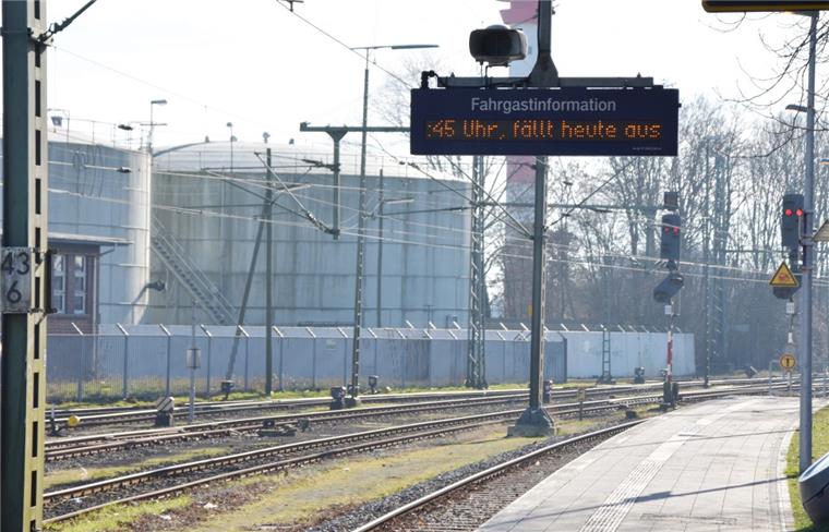 Zugausfälle in der Wesermarsch: Nordwestbahn verspricht Besserung Immer wieder fallen Züge bei der Regio-S-Bahn aus. Es fehlen Triebfahrzeugführer. Doch die Nordwestbahn als Betreiberin verspricht Besserung.