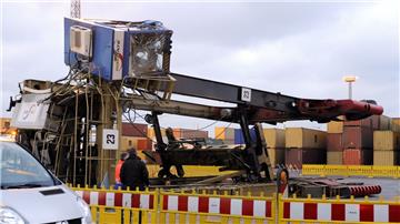 Immer wieder hat es, wie auf unserem Foto aus dem Jahr 2003, auf den Bremerhavener Containerterminals tödliche Unfälle mit den hochbeinigen Van Carriern gegeben. Foto Archiv