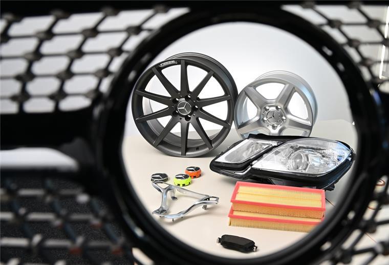 Immer mehr gefälschte Autoteile auf dem Markt Gefälschte Mercedes-Benz Autoteile liegen in einem Büro des Fahrzeugherstellers Mercedes-Benz auf einem Tisch, fotografiert durch einen gefälschten Kühlergrill.