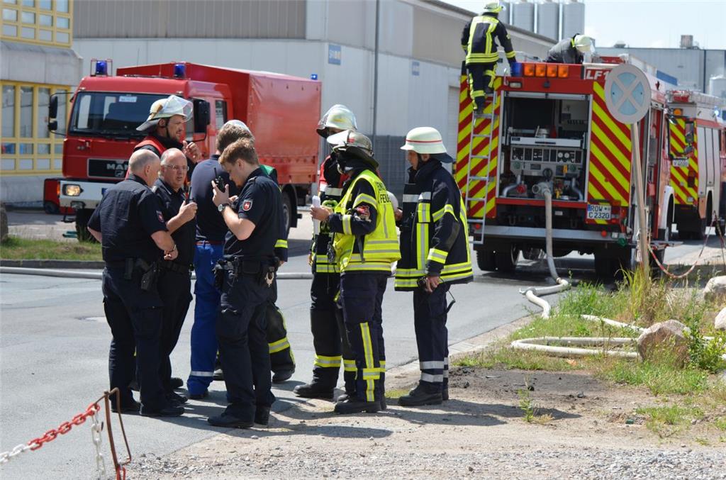 Immer wieder tauschten sich die Einsatzkräfte über das weitere Vorgehen aus.