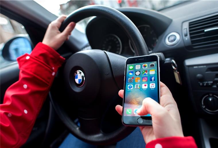 Handy am Steuer: Polizei stoppt Sattelzugfahrer auf der A1 bei Gyhum Immer wieder trifft die Polizei auf Fahrer, die selbst am Steuer ihre Finger nicht vom Handy lassen können. Zwischen Sittensen und Bockel stoppten die Beamten am Montag zwei Fahrzeuge, darunter einen Sattelzug.