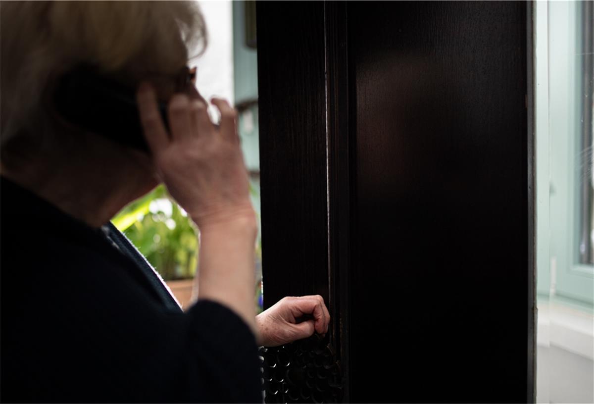 Bremerhavenerin entlarvt Betrugsversuch Immer wieder versuchen Trickbetrüger über das Telefon, gutgläubigen Menschen Geld zu entlocken.