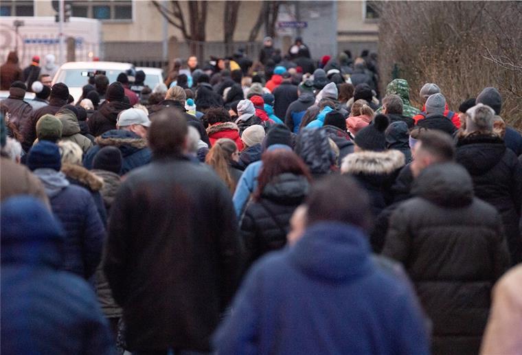 Corona-Proteste: Justiz geht gegen Holocaust-Relativierung vor Menschen demonstrieren gegen die staatlichen Maßnahmen zur Eindämmung der Corona-Pandemie und gehen durch den Dresdner Stadtteil Laubegast.