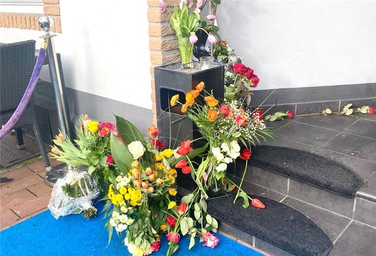 Nach Überfall auf Kellner Kosta: Gäste trauern, Verdächtige in U-Haft Immer wieder werden Blumen vor dem Restaurant "Olympischen Feuer by Alexis" abgelegt. Hier hatte Kosta Fasulas zuletzt gearbeitet.