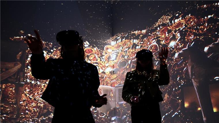 Immersive Tutanchamun-Ausstellung: Zwei Mitarbeiterinnen mit Virtual-Reality-Brillen bewegen sich durchs Metaversum.