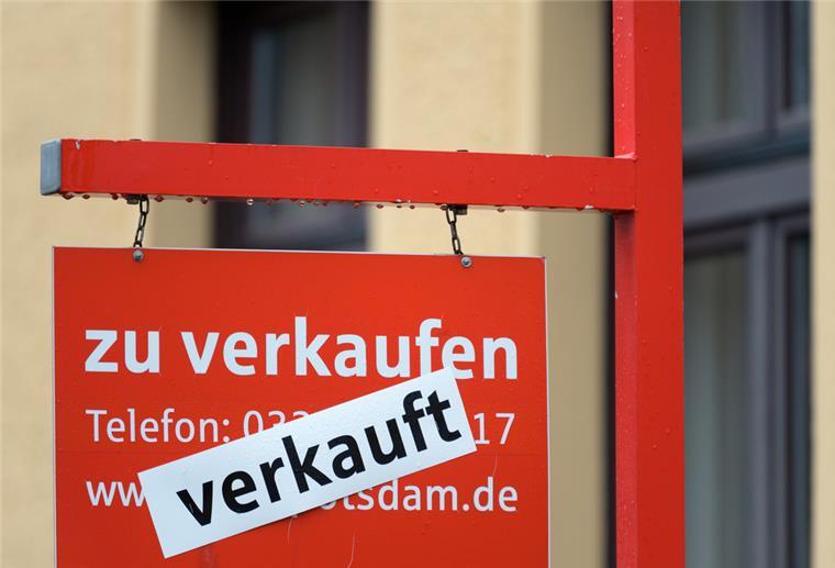  Ein rotes Schild «zu verkaufen» ist mit dem Hinweis «verkauft» überklebt. 