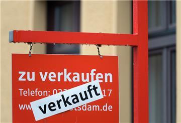  Ein rotes Schild «zu verkaufen» ist mit dem Hinweis «verkauft» überklebt. 