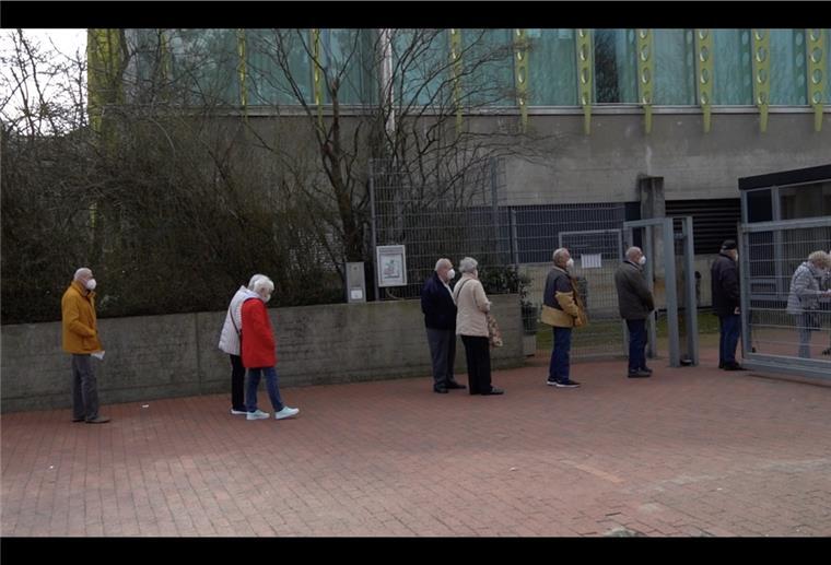 Impfberechtigte müssen vor dem Impfzentrum Bremerhaven momentan teilweise länger warten.