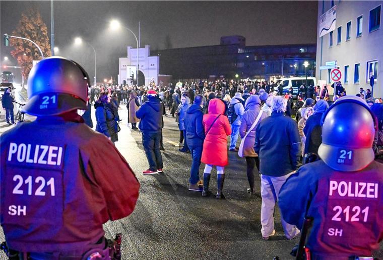 Impfgegner und Kritiker der Corona-Maßnahmen haben am Montag wieder in Bremerhaven protestiert