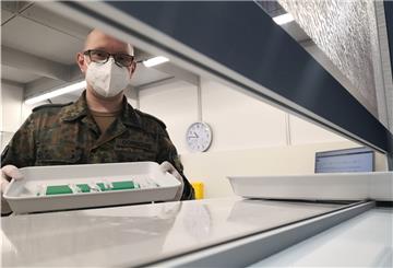 Impfstoffvorbereiten und ausgeben: David Domschke ist einer von neun Soldaten, die im Bremerhavener Impfzentrum eingesetzt sind. Der Sanitäter hilft sogar nach Feierabend noch mit: Als ehrenamtlicher Helfer bei den Johannitern.